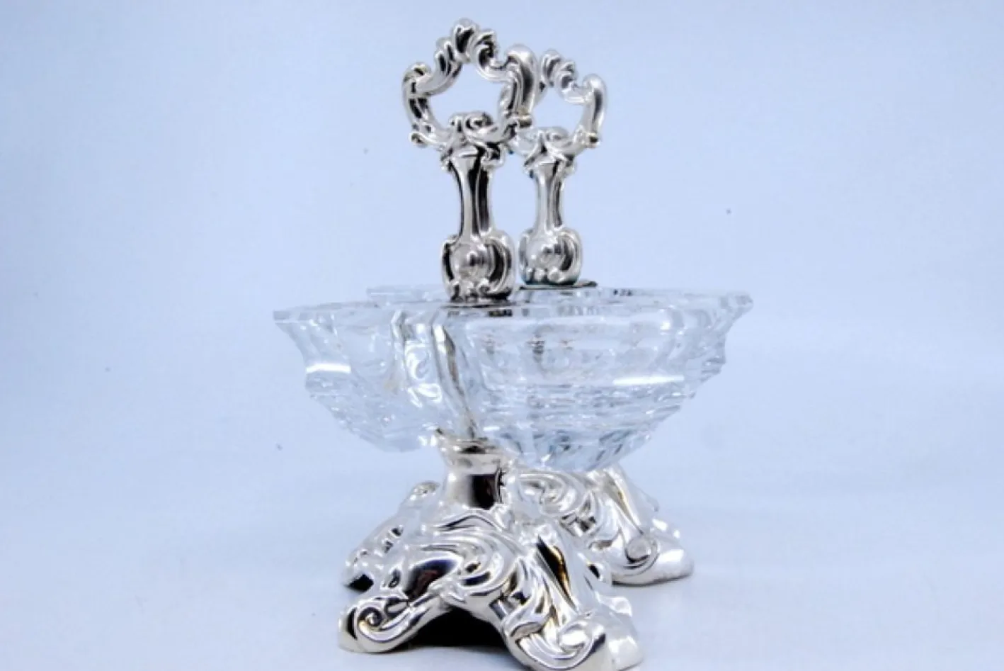 Salz- und Pfefferstreuer aus geprägtem Silber mit geschliffenen Glasbehältern, 2 . Set
