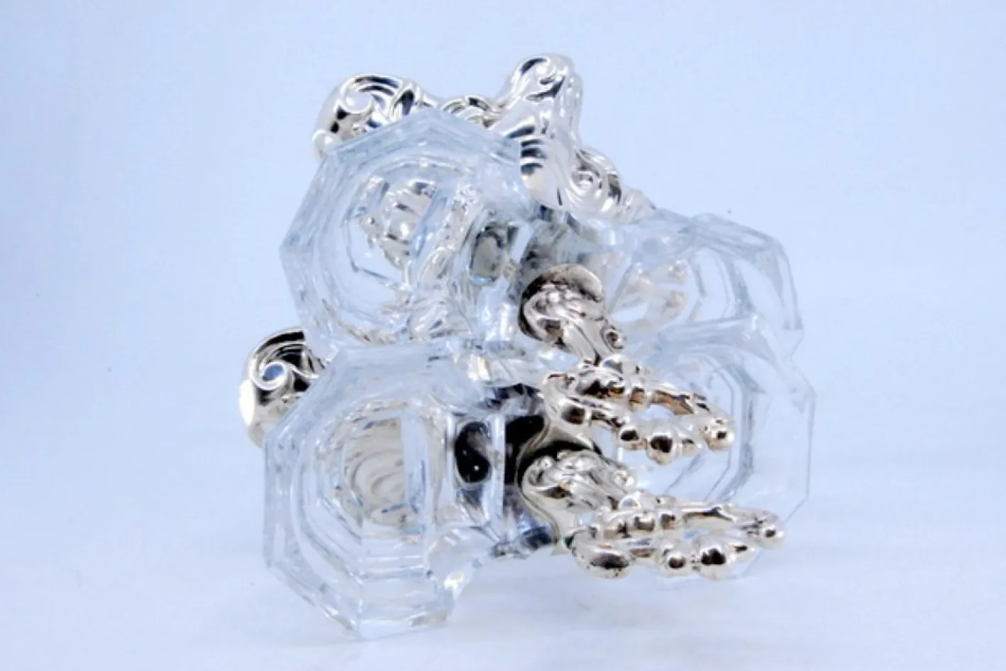 Salz- und Pfefferstreuer aus geprägtem Silber mit geschliffenen Glasbehältern, 2 . Set