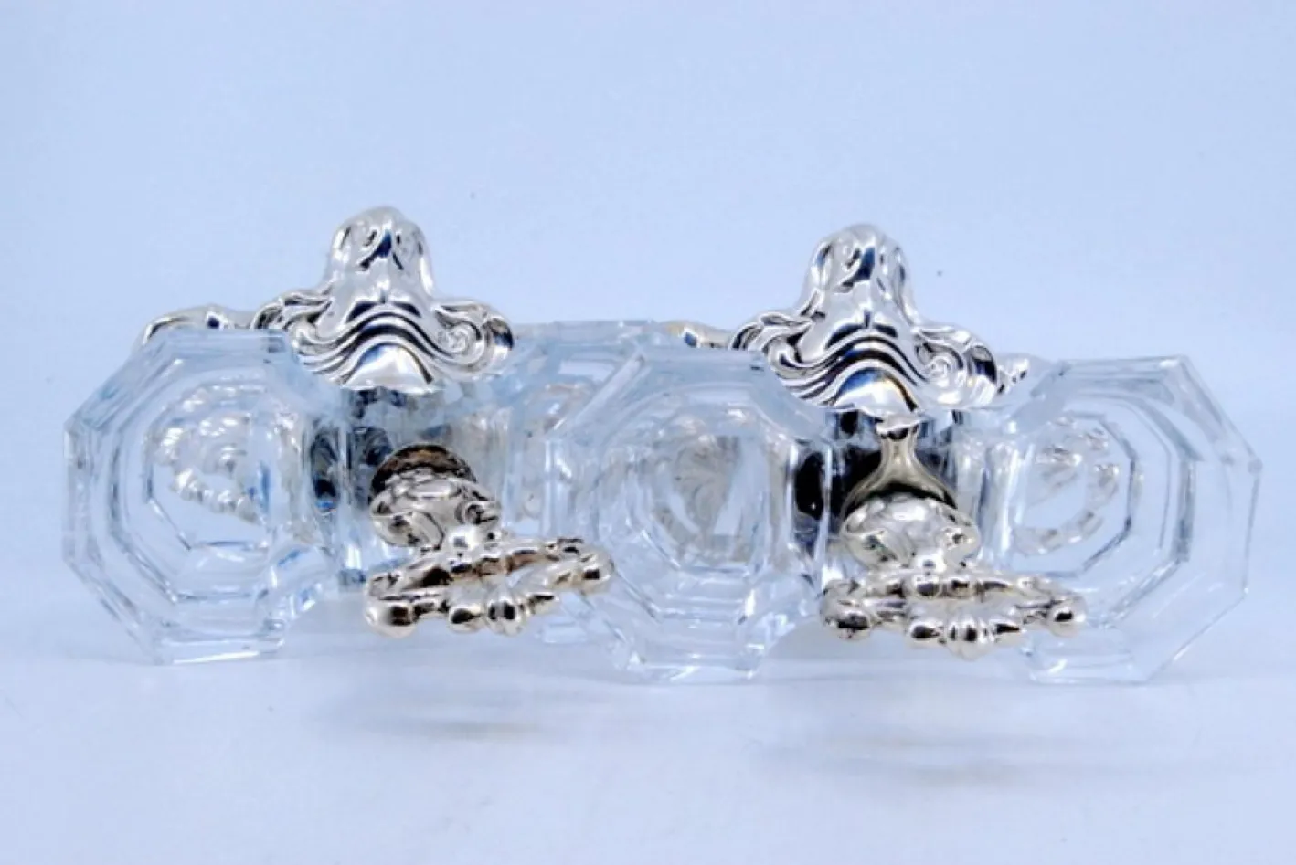 Salz- und Pfefferstreuer aus geprägtem Silber mit geschliffenen Glasbehältern, 2 . Set