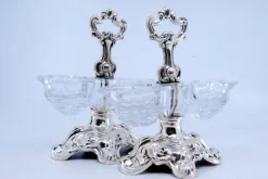 Salz- und Pfefferstreuer aus geprägtem Silber mit geschliffenen Glasbehältern, 2 . Set