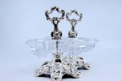Salz- und Pfefferstreuer aus geprägtem Silber mit geschliffenen Glasbehältern, 2 . Set
