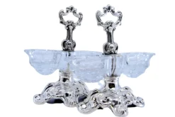 Salz- und Pfefferstreuer aus geprägtem Silber mit geschliffenen Glasbehältern, 2 . Set