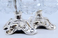 Salz- und Pfefferstreuer aus geprägtem Silber mit geschliffenen Glasbehältern, 2 . Set