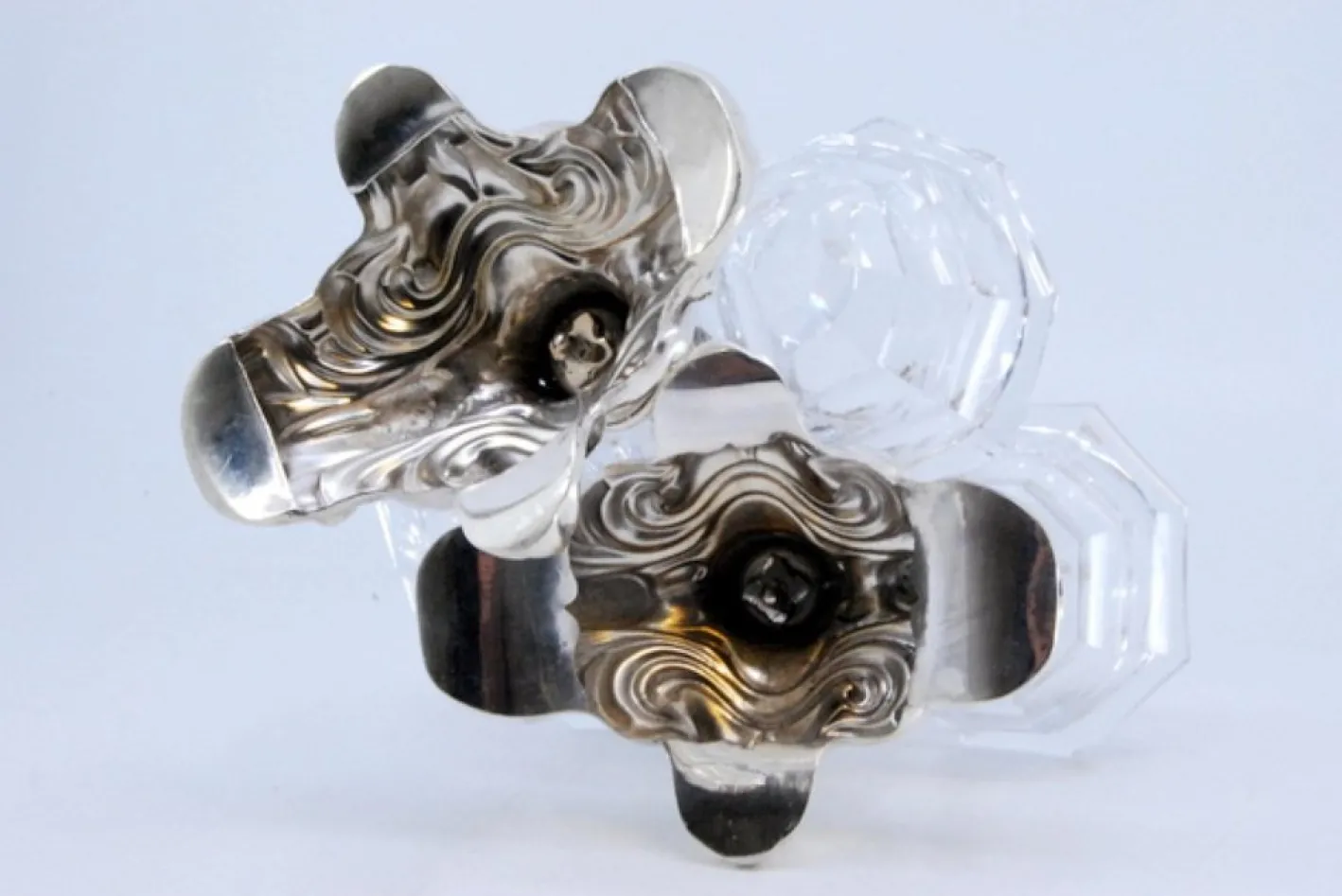 Salz- und Pfefferstreuer aus geprägtem Silber mit geschliffenen Glasbehältern, 2 . Set