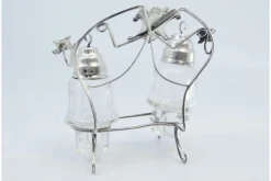 Salz- und Pfefferstreuer aus Glas mit Deckel und silbernem Rahmen, 2 . Set