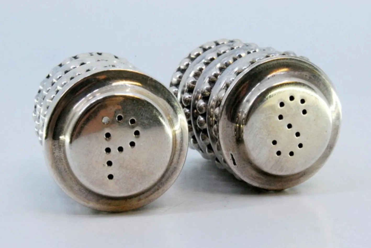 Salz- und Pfefferstreuer aus Perlmuttsilber, 2 . Set