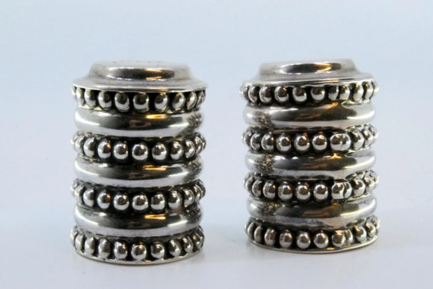 Salz- und Pfefferstreuer aus Perlmuttsilber, 2 . Set