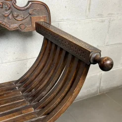 Savonarola Bank aus geschnitztem Holz