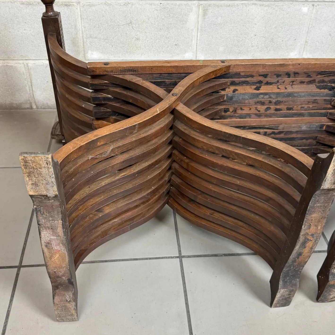 Savonarola Bank aus geschnitztem Holz