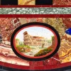 Schachtisch mit römischen Mosaiken auf geschnitzten Beinen