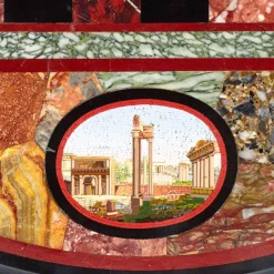 Schachtisch mit römischen Mosaiken auf geschnitzten Beinen