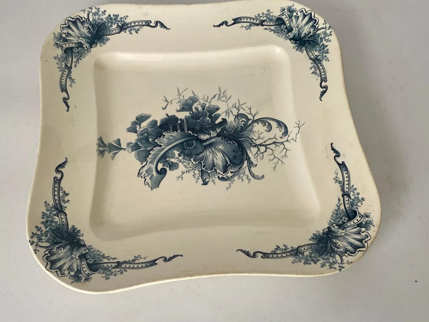Schale aus Fayence mit Blumendekor von Terre De Fer, Frankreich, 19. Jh.