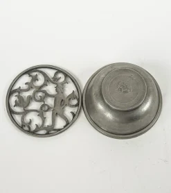 Schale aus Zinn mit skulpturalem durchbrochenem Deckel von Edvin Ollers, Schweden, 1920er