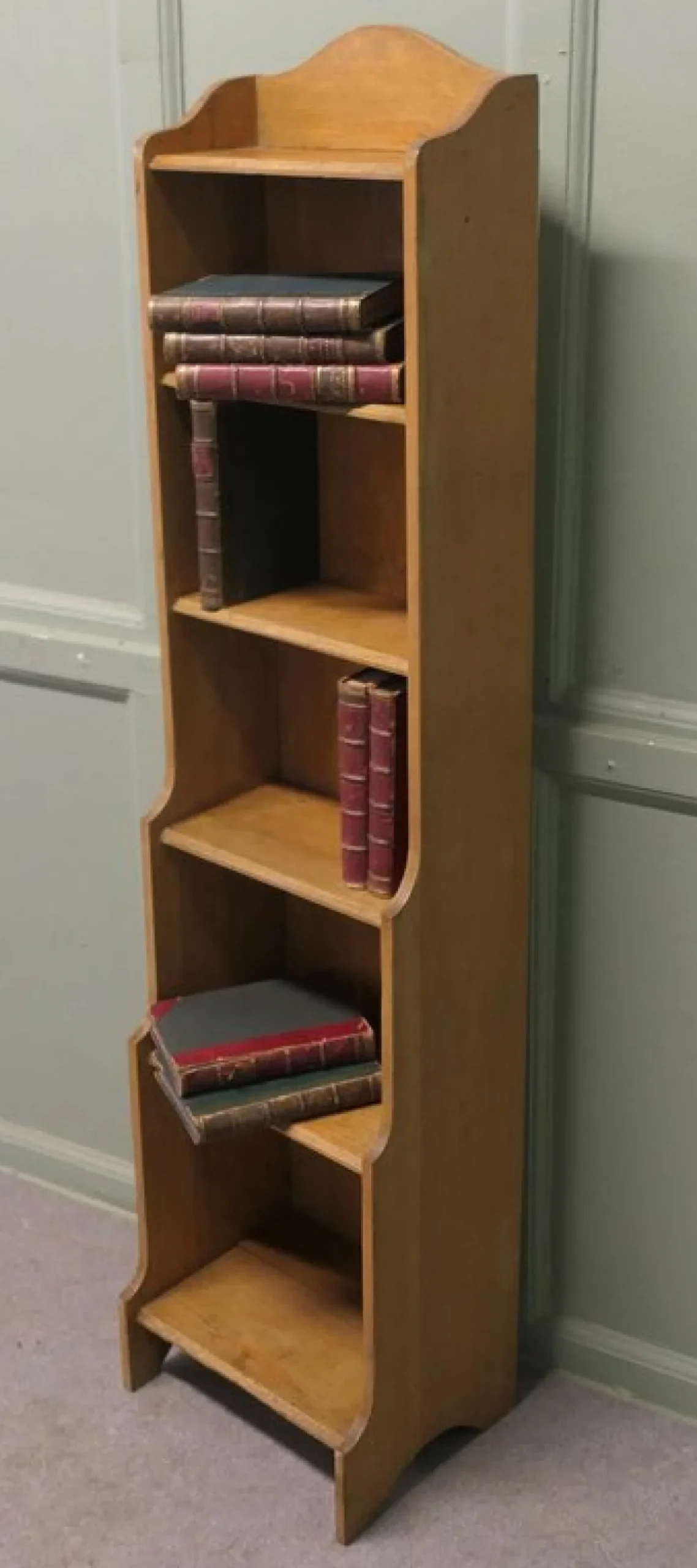 Schmaler Goldener Eichenholz Bücherschrank, 1900