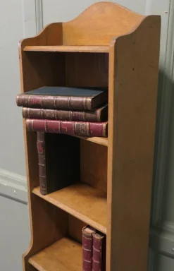 Schmaler Goldener Eichenholz Bücherschrank, 1900