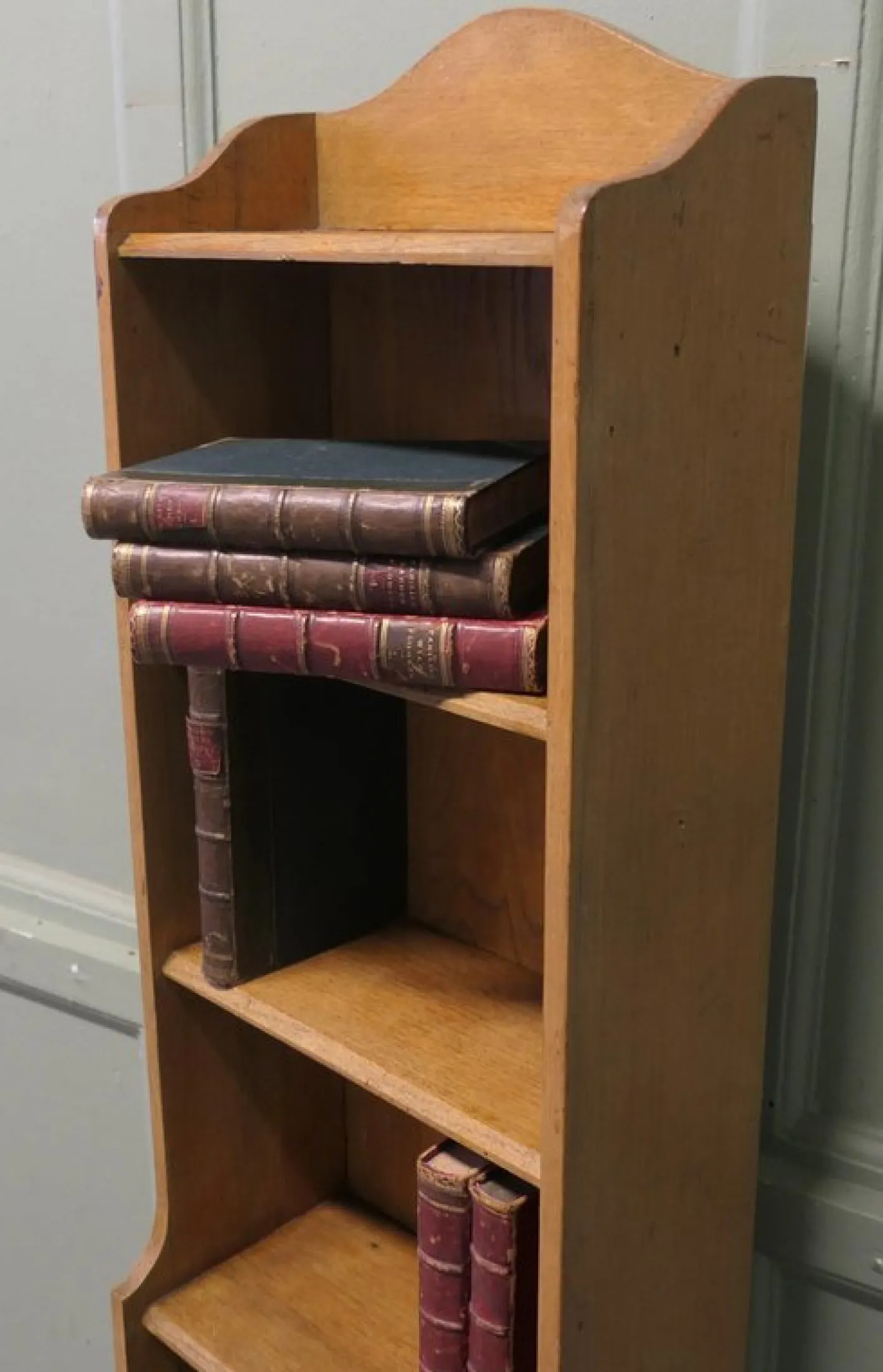 Schmaler Goldener Eichenholz Bücherschrank, 1900