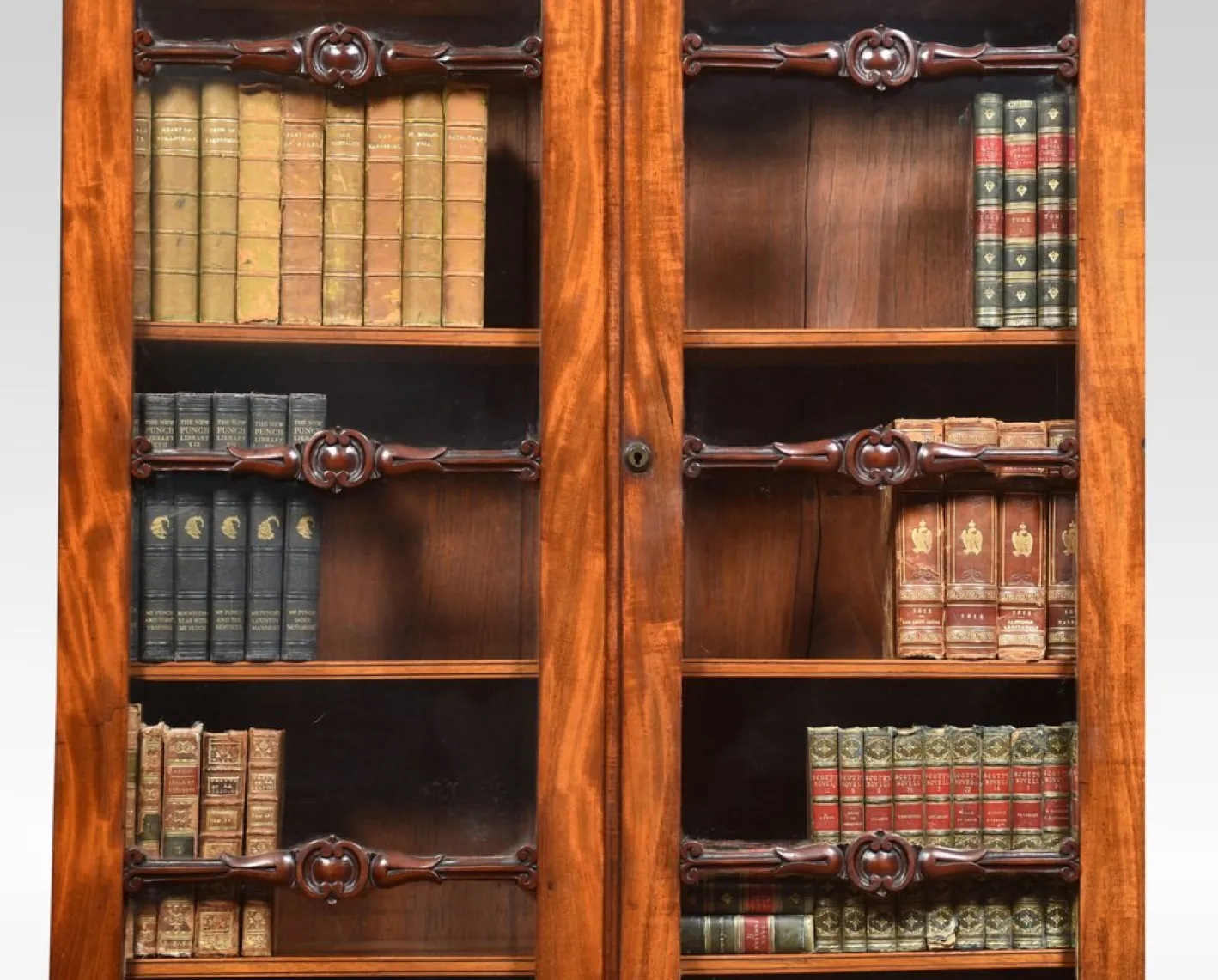 Schmales 2-türiges Bücherregal aus Mahagoni