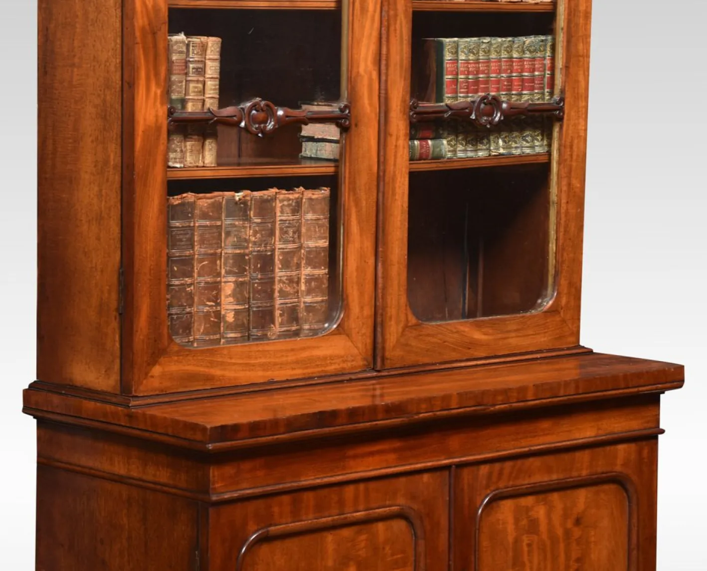 Schmales 2-türiges Bücherregal aus Mahagoni