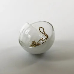 Schmuckkästchen in Hellgrau aus mundgeblasenem Glas, Moire Collection von Atelier George