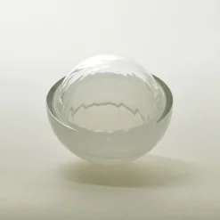 Schmuckkästchen in Hellgrau aus mundgeblasenem Glas, Moire Collection von Atelier George