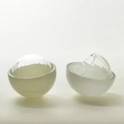 Schmuckkästchen in Hellgrau aus mundgeblasenem Glas, Moire Collection von Atelier George