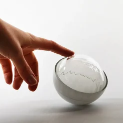 Schmuckkästchen in Hellgrau aus mundgeblasenem Glas, Moire Collection von Atelier George