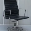 Schwarze Leder Drehsessel von Vitra