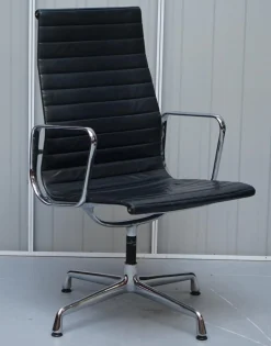 Schwarze Leder Drehsessel von Vitra