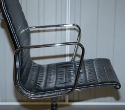 Schwarze Leder Drehsessel von Vitra