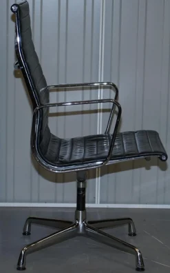 Schwarze Leder Drehsessel von Vitra