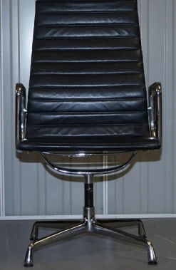 Schwarze Leder Drehsessel von Vitra