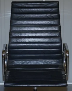 Schwarze Leder Drehsessel von Vitra