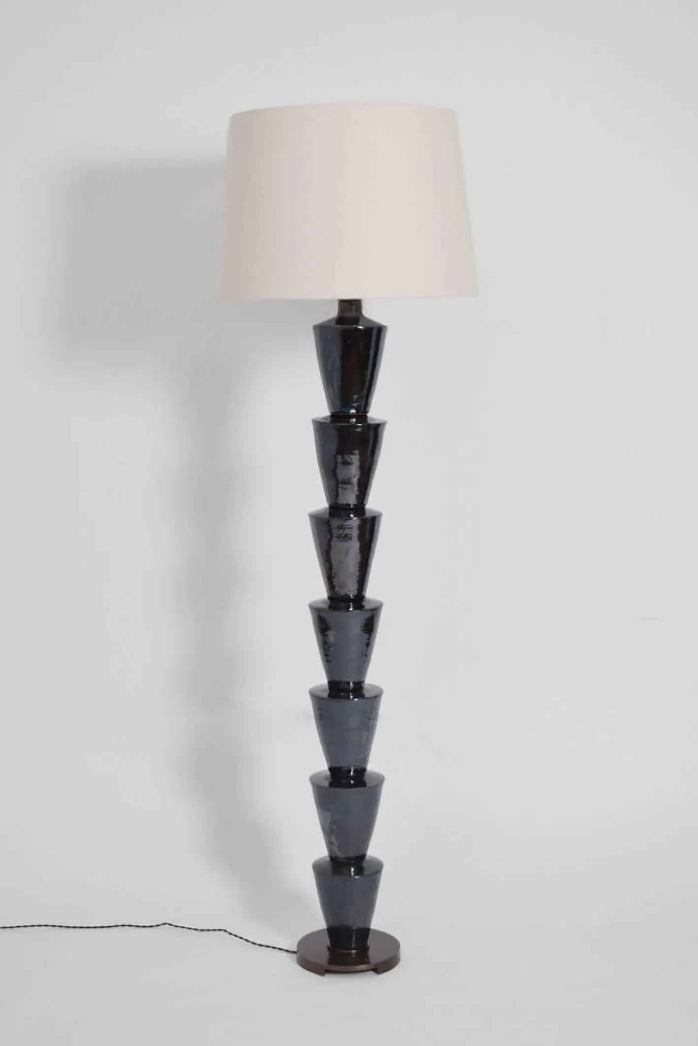 Schwarze Nizwa Stehlampe von Barracuda Interiors