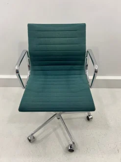 Schwarzer Hopsak Stoff Ea-117 Bürostuhl von Charles Eames für Vitra, 2000er