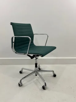 Schwarzer Hopsak Stoff Ea-117 Bürostuhl von Charles Eames für Vitra, 2000er