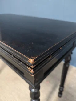 Schwarzer Vintage Spieltisch