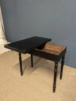 Schwarzer Vintage Spieltisch