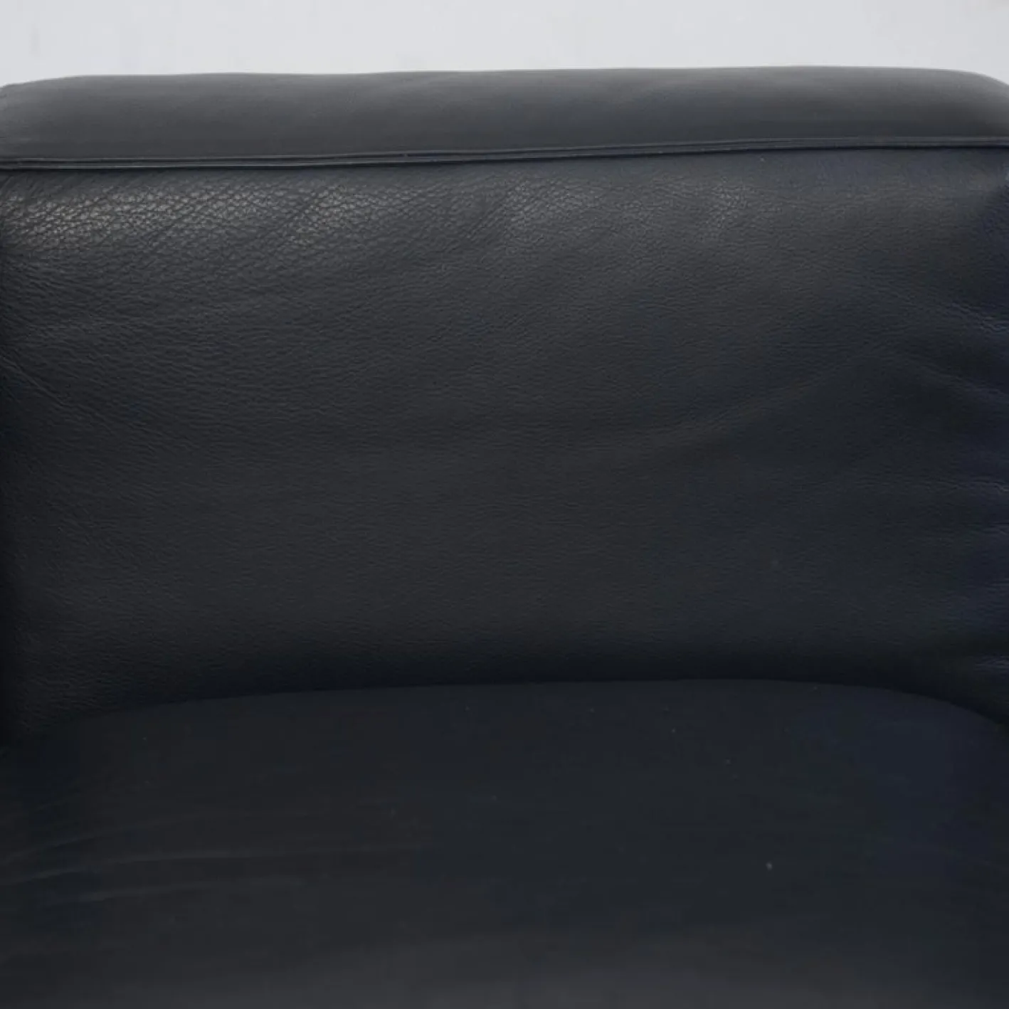 Schwarzes LC2 3-Sitzer Ledersofa von Le Corbusier, 2000er