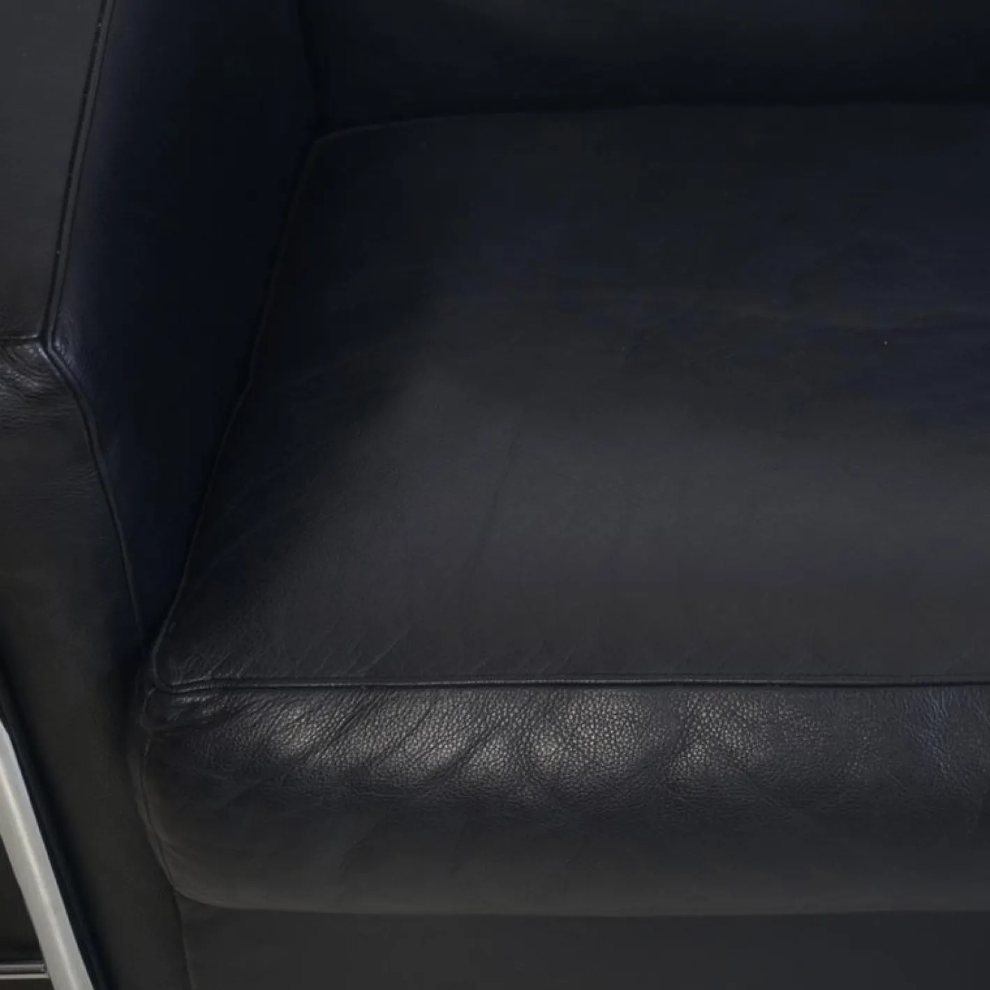 Schwarzes LC2 3-Sitzer Ledersofa von Le Corbusier, 2000er