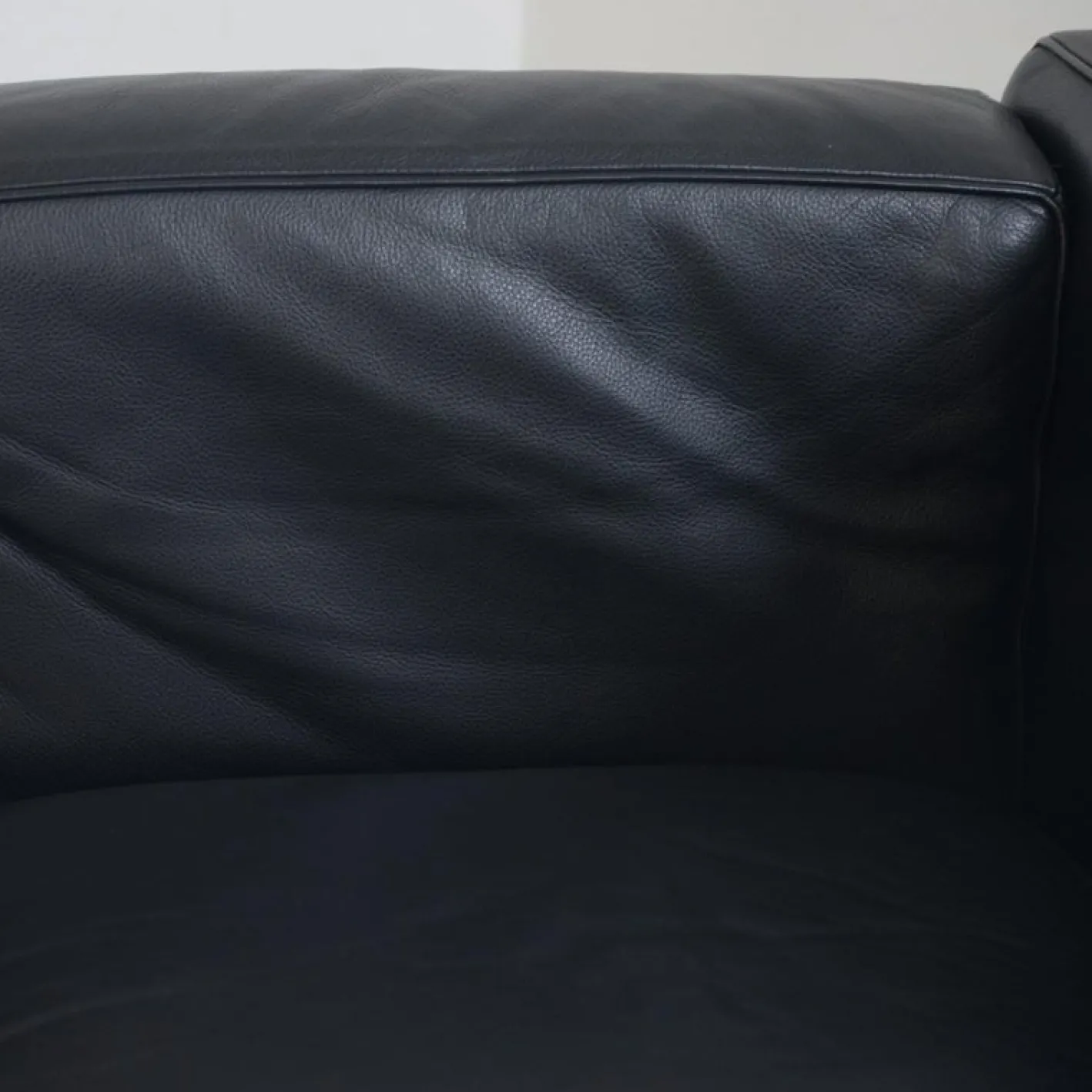 Schwarzes LC2 3-Sitzer Ledersofa von Le Corbusier, 2000er
