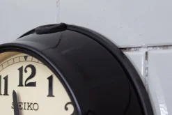 Schwarze Vintage Wanduhr von Seiko, 1990er