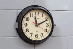 Schwarze Vintage Wanduhr von Seiko, 1990er