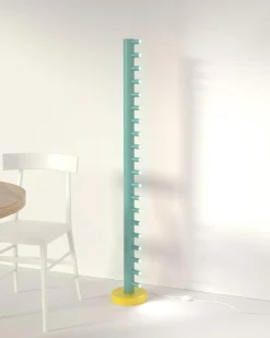 Schwarz-weiße Array Stehlampe von Atelier Areti