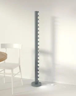Schwarz-weiße Array Stehlampe von Atelier Areti