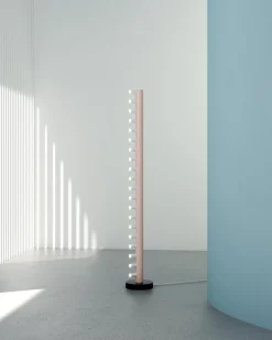 Schwarz-weiße Array Stehlampe von Atelier Areti