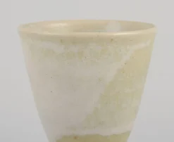 Schwedische Keramiktasse, Ende 20. Jh., Glasur in hellen Tönen