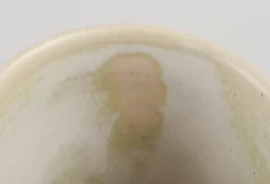 Schwedische Keramiktasse, Ende 20. Jh., Glasur in hellen Tönen