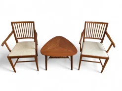 Schwedische Vintage Stühle & Dreieckiger Couchtisch von Carl Malmsten für Bodafors, 1950er, 3er Set