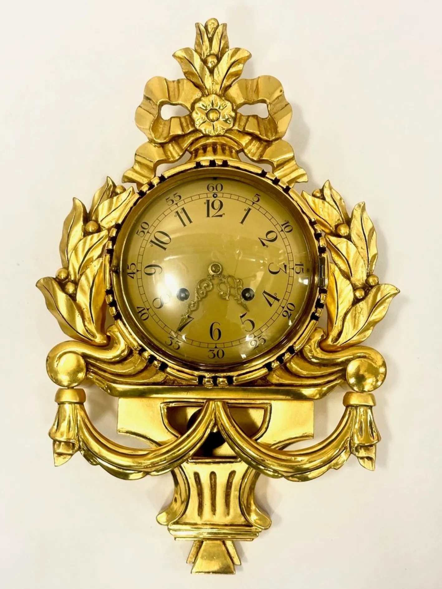 Schwedische Wanduhr aus vergoldetem geschnitztem Holz im Rokoko-Stil von Westerstrand, 1960er