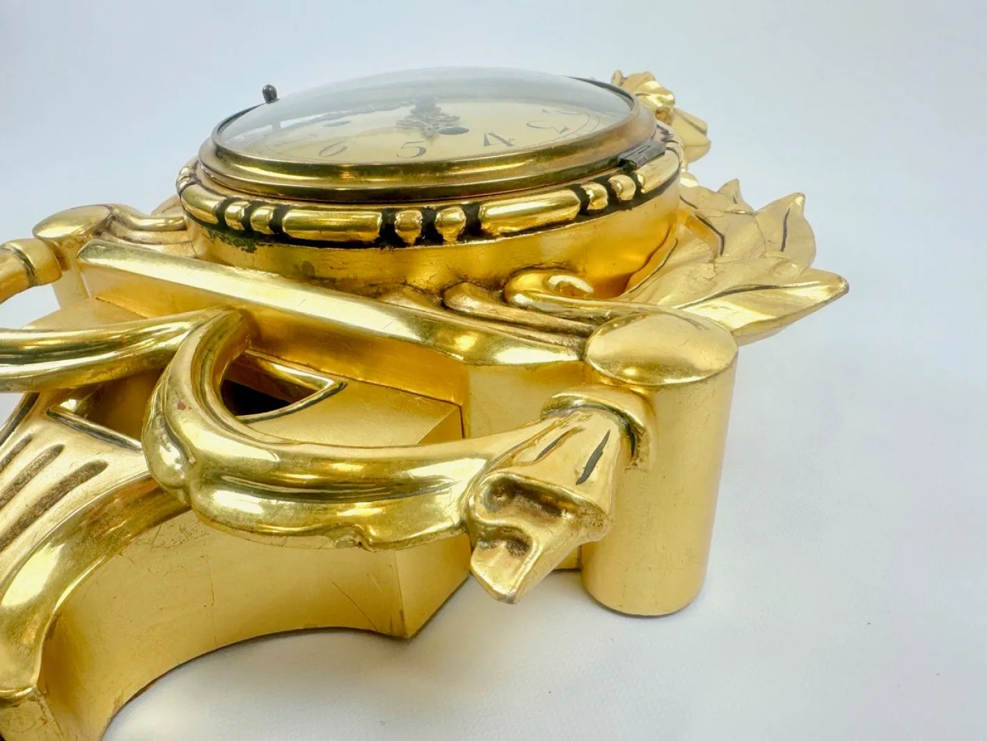 Schwedische Wanduhr aus vergoldetem geschnitztem Holz im Rokoko-Stil von Westerstrand, 1960er